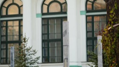 Moldova 'nın başkenti Chisinau' daki Mihai Eminescu meydanında Veronica Micle 'nin Organ Salonu cephesi ve heykelinin görüntüsü