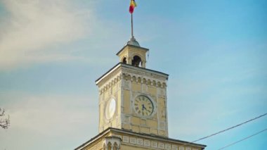 Şehir merkezindeki Chisinau belediye binası, Moldova. Üzerinde ulusal bayrak olan dış bina.