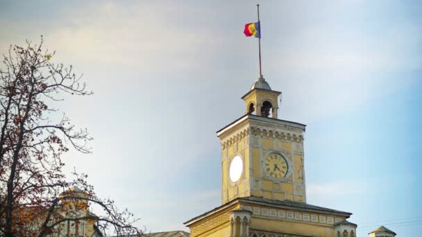 Şehir Merkezindeki Chisinau Belediye Binası Moldova Üzerinde Ulusal Bayrak Olan — Stok video