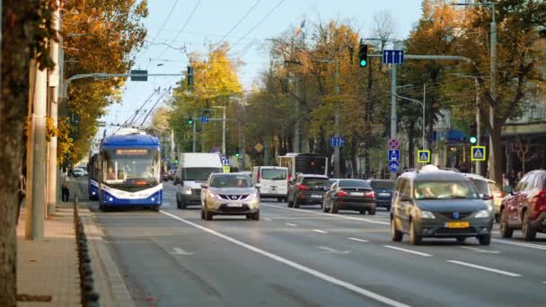 Кишинев Молдова Октября 2023 Года Улица Центре Города Несколько Движущихся — стоковое видео