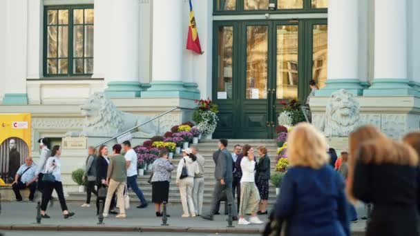 Chisinau Moldova Octobre 2023 Vue Plusieurs Personnes Marchant Restant Devant — Video