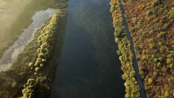 日出时空中俯瞰河流 水面上的雾 空中的雾 森林和周围的小山 — 图库视频影像