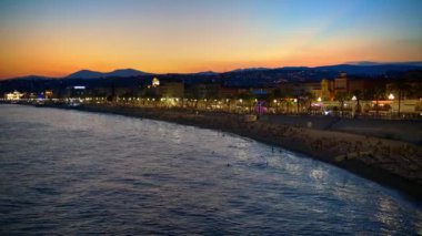 Nice, Fransa 'nın panoramik manzarası gün batımında. Aydınlatma ile Gezinti des Anglais, klasik binalar, Akdeniz kıyıları