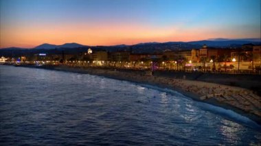 Nice, Fransa 'nın panoramik manzarası gün batımında. Aydınlatma ile Gezinti des Anglais, klasik binalar, Akdeniz kıyıları