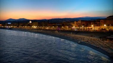 Nice, Fransa 'nın panoramik manzarası gün batımında. Aydınlatma ile Gezinti des Anglais, klasik binalar, Akdeniz kıyıları