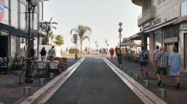 Güzel, Fransa - 25 Eylül 2023: sokak manzarası. Çok sayıda yürüyen insan, kafeler ve klasik binalar, yeşillik