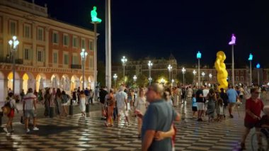 Güzel, Fransa - 25 Eylül 2023: akşam Massena 'da. Birden fazla yürüyen insan, klasik binalar ve aydınlatma.