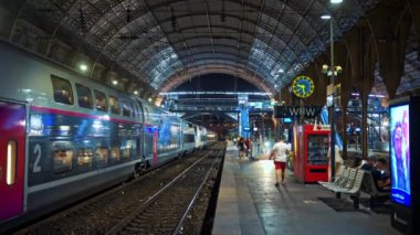 Nice, Fransa - 25 Eylül 2023 Akşamları Nice-Ville tren istasyonunun manzarası