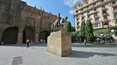 Barcelona, İspanya - 27 Ekim 2023: Büyük Ramon Berenguer Anıtı 'nın yakın görüntüsü. Yürüyen insanlar, yeşillik ve eski binalar