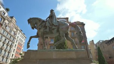 Barcelona, İspanya 'daki Büyük Ramon Berenguer Anıtı' na yakından bakın. Arka planda yeşillik ve eski binalar