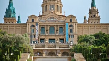 Barcelona, İspanya 'daki Ulusal Katalonya Sanat Müzesi. Çevrede yeşillik, merdivenlerde insanlar var.