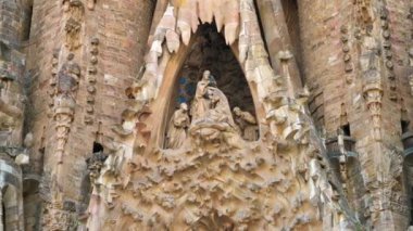 Barselona, İspanya - 27 Ekim 2023: Sagrada Familia cephesinin şehir merkezindeki Hristiyan heykelleriyle yakın görüntüsü