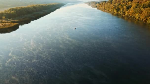 Vista Aérea Drone Homem Barco Pescando Rio Nascer Sol Nevoeiro — Vídeo de Stock