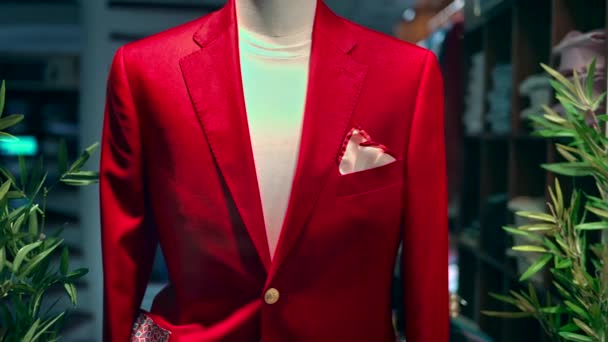 法国金牛 2023年9月21日 穿着纽约红经典男服的裁缝们站在窗后 — 图库视频影像