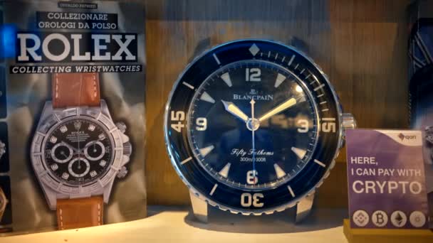法国金丝雀 2023年9月21日 在橱窗后面的一家收藏店里观赏布兰克潘的男性手表 — 图库视频影像
