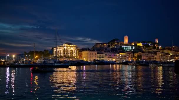 Uitzicht Zeehaven Van Cannes Met Afgemeerde Drijvende Jachten Nachts Frankrijk — Stockvideo