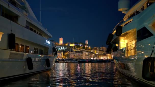 Uitzicht Zeehaven Van Cannes Met Afgemeerde Jachten Nachts Frankrijk Stadsgezicht — Stockvideo