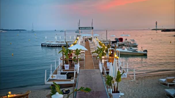 Cannes France Σεπτεμβριου 2023 Εστιατόριο Που Βρίσκεται Προβλήτα Ηλιοβασίλεμα Ακτή — Αρχείο Βίντεο