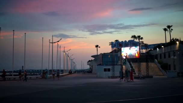 Cannes France Σεπτεμβριου 2023 Οδός Embankment Στο Ηλιοβασίλεμα Περίπατοι Άνθρωποι — Αρχείο Βίντεο