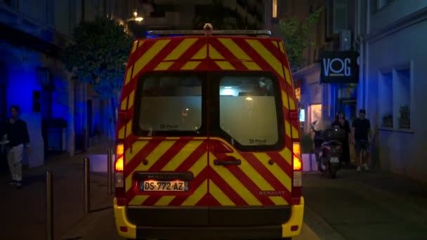 Cannes Francia Septiembre 2023 Ambulancia Pie Calle Con Luces Intermitentes — Vídeo de stock