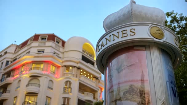 Cannes Frankreich September 2023 Blick Auf Eine Säule Mit Werbung — Stockvideo