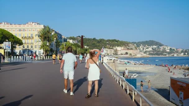 ニース フランス 2023年9月25日 複数の歩行者と緑豊かなビーチで 地中海沿岸の人々を休ませるビーチ — ストック動画