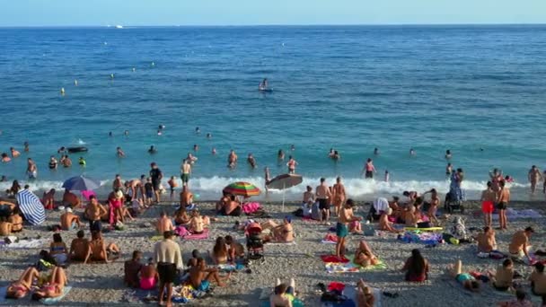 ニース フランス 2023年9月25日 地中海沿岸で複数の休息と水泳を持つビーチ — ストック動画