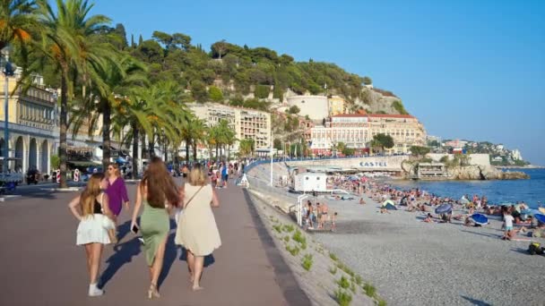 Nice Fransa Eylül 2023 Birden Fazla Yürüyen Insan Yeşillikle Gezinti — Stok video