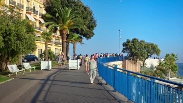 ニース フランス 2023年9月25日 地中海沿岸の複数の歩行者 古典的な建物 緑を持つプロムナードデアングレ — ストック動画