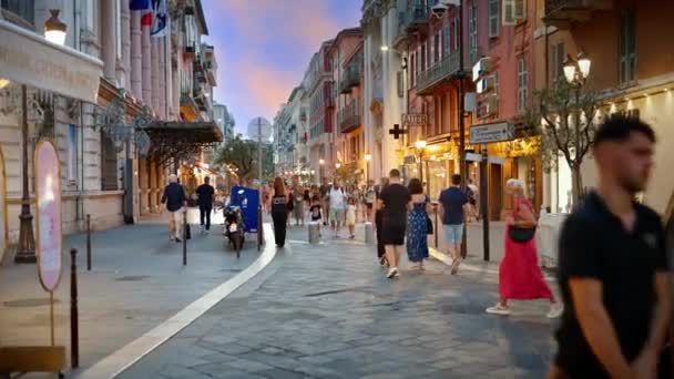 ニース フランス 2023年9月25日 街の街並みが夕暮れ 多数の歩行者 店および照明が付いている古典的な建物 — ストック動画