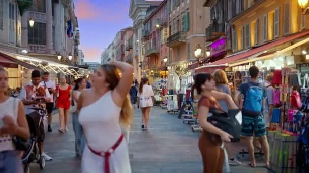ニース フランス 2023年9月25日 街の街並みが夕暮れ 多数の歩行者 店および照明が付いている古典的な建物 — ストック動画