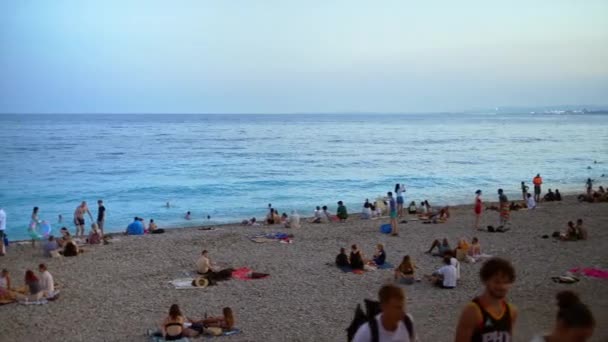 Nicea Francja Września 2023 Plaża Wieloma Ludźmi Odpoczynku Pływania Wybrzeżu — Wideo stockowe