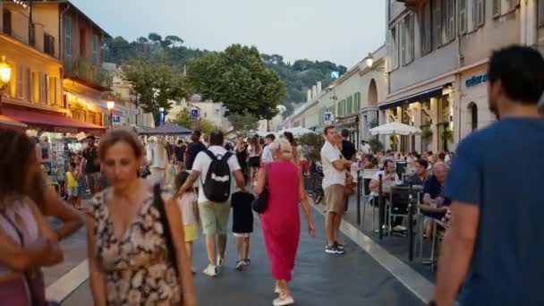 2023年9月25日 日落时的城市街道景观 有照明的多人步行 咖啡馆和古典建筑 — 图库视频影像