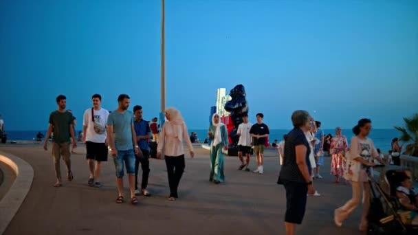 ニース フランス 2023年9月25日 複数の人々とプロムナード アンジェレの地中海沿岸の美しい彫刻を夕日で見る — ストック動画
