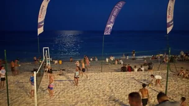 Nicea Francja Września 2023 Plaża Wieloma Ludźmi Odpoczynku Gry Siatkówkę — Wideo stockowe