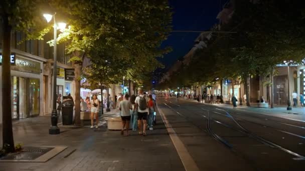 2023年9月25日 夜晚的城市街道景观 多个步行人士 商铺及带有照明 绿化设施的经典建筑物 — 图库视频影像