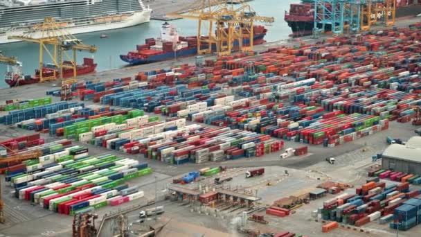 拥有大量集装箱 停泊船只 移动卡车的巴塞罗那海港景观 西班牙 — 图库视频影像