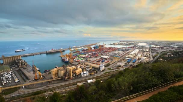 Barcelona Limanının Büyük Miktardaki Konteynırları Demirli Gemileri Hareket Eden Kamyonları — Stok video