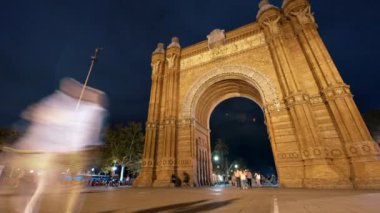 Barcelona, İspanya - 27 Ekim 2023: The Arc de Triomf gece Ciutadella Park 'ta yer aldı. Birden fazla insan ve aydınlanma. Zaman Uygulaması