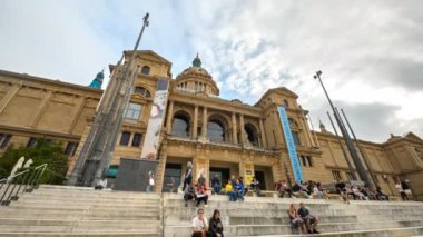 Barselona, İspanya - 27 Ekim 2023: Katalonya Ulusal Sanat Müzesi önünde yürüyen ve dinlenen insanlar var. Zaman Uygulaması