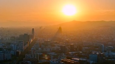 Gün batımında Barcelona 'nın hava aracı görüntüsü, İspanya. Şehir merkezinde birden fazla tarihi ve ikametgah var.