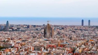 Şehir merkezindeki Sagrada Familia 'nın hava aracı görüntüsü. Çevredeki ünlü yerleşim bölgesi, arka planda deniz kıyısı, Barselona, İspanya