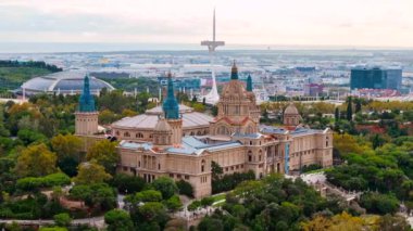 İspanya, Barcelona 'daki Katalonya Ulusal Sanat Müzesi' nin insansız hava aracı görüntüsü. Çevrede yeşillik