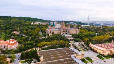 İspanya, Barcelona 'daki Katalonya Ulusal Sanat Müzesi' nin insansız hava aracı görüntüsü. Çevrede yeşillik