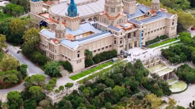 İspanya, Barcelona 'daki Katalonya Ulusal Sanat Müzesi' nin insansız hava aracı görüntüsü. Çevrede yeşillik