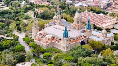 İspanya, Barcelona 'daki Katalonya Ulusal Sanat Müzesi' nin insansız hava aracı görüntüsü. Çevrede yeşillik