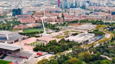 FC Barcelona futbol stadyumunun hava aracı görüntüsü. Çevrede yeşillik ve binalar, Barselona, İspanya
