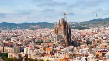 Şehir merkezindeki Sagrada Familia 'nın hava aracı görüntüsü. Çevredeki ünlü yerleşim bölgeleri, yeşillik, Barselona, İspanya