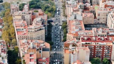 Barcelona, İspanya 'nın hava aracı görüntüsü. Şehir merkezinde ünlü yerleşim bölgeleri ve yeşillikleri var.