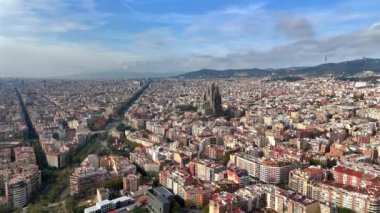 Şehir merkezindeki Sagrada Familia 'nın hava aracı görüntüsü. Çevredeki ünlü yerleşim bölgeleri, yeşillik, Barselona, İspanya